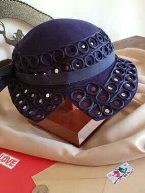 VINTAGE MERRIMAC HAT, BEAUTIFUL NAVY BLUE STLYLISH GO TO TOWN HAT 1950'S